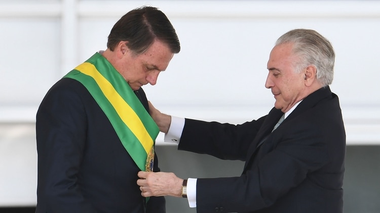 Bolsonaro recibió la banda presidencial de Brasil de manos de Temer (AFP)