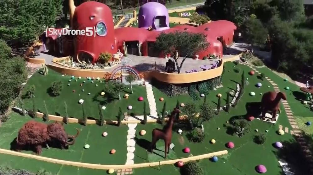 Foto: La casa de los Picapiedra, a vista de drone (Foto: YouTube)