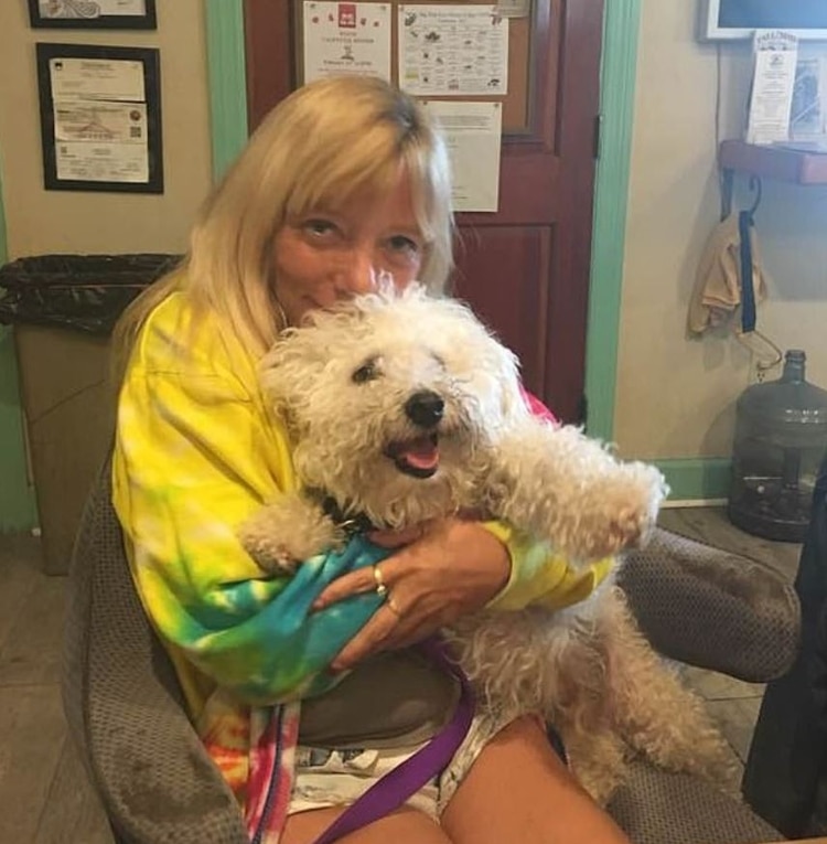 Policías intentaron salvar a mujer que transmitió su suicidio por