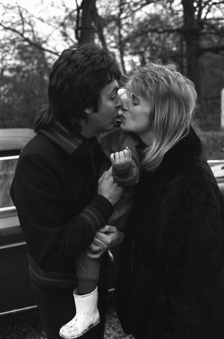 Paul, luego de la separación de los Beatles, entró un profundo estado depresivo. Linda, con dos hijas (ya había nacido Mary), a menos de un año de haberse casado, lo sostuvo y le dio el impulso para salir adelante (Gunther)