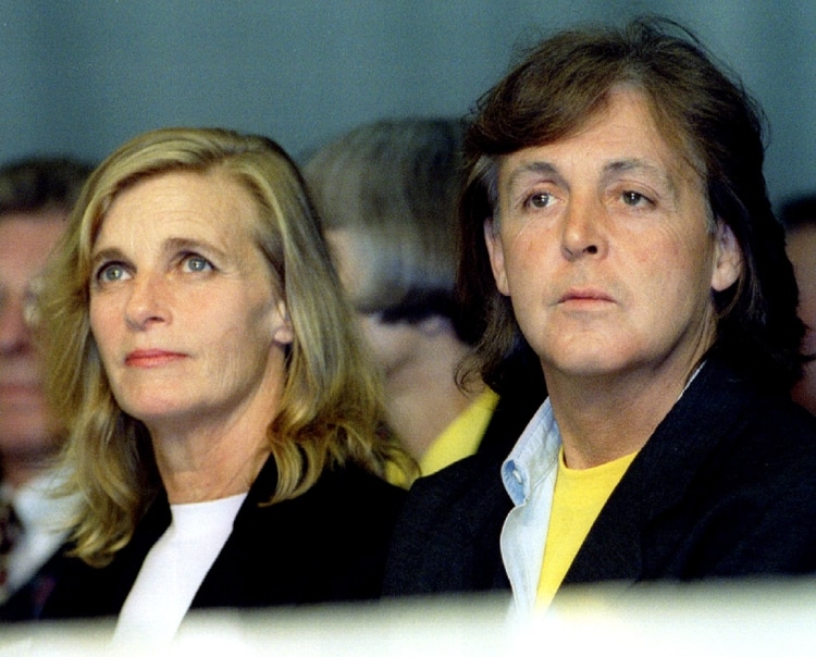 Linda y Paul McCartney en uno de los desfiles de Stella en el Central Saint Martins Fashion show (Andrew Shaw/REUTERS)