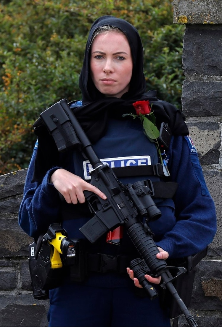 Con una rosa roja y un yihab sobre la cabeza, la fotografía se convirtió en un símbolo que refleja para muchos la tristeza de los neozelandeses (Foto: AP)