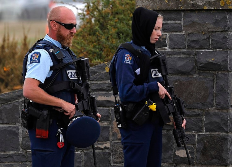 Su compañero se quitó la gorra a la llegada de los familiares de las víctimas al cementerio para mostrar sus condolencias (Foto: AP)
