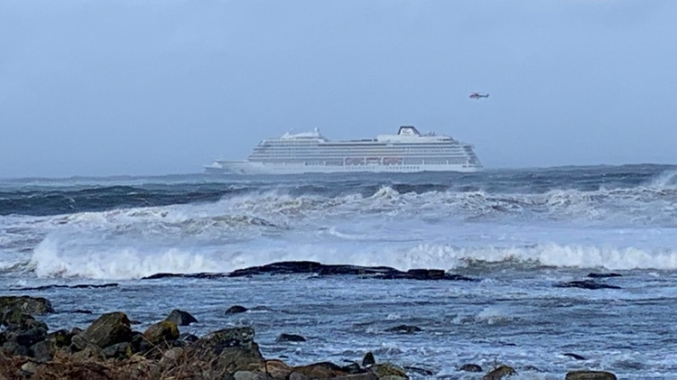 El crucero Viking Sky, siendo asistido por un helicóptero (REUTERS)