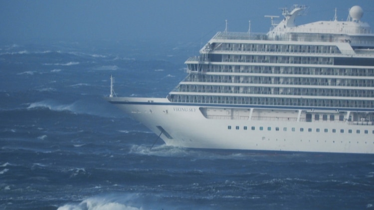 El crucero en medio de la tormenta. (Frank Einar Vatne/NTB Scanpix/via REUTERS)