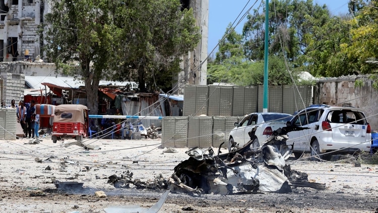 Una vista general sobre la escena en la que explotó un coche bomba en un ataque comandado por el grupo terrorista Al Shabab (REUTERS/Feisal Omar)