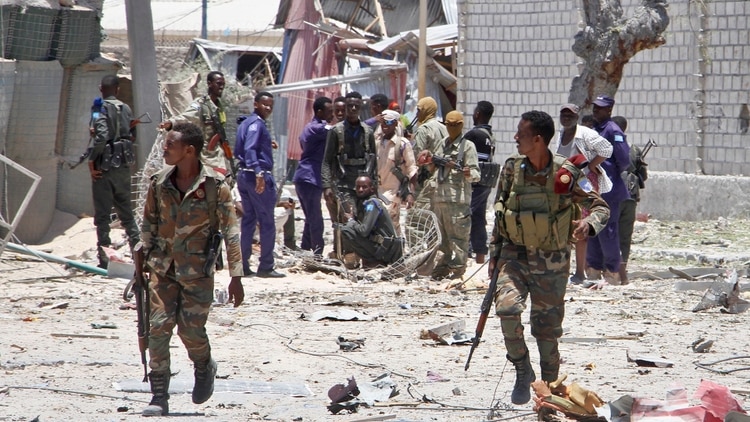 Soldados somalíes tras el ataque de Al Shabab (AP Photo/Farah Abdi Warsameh)