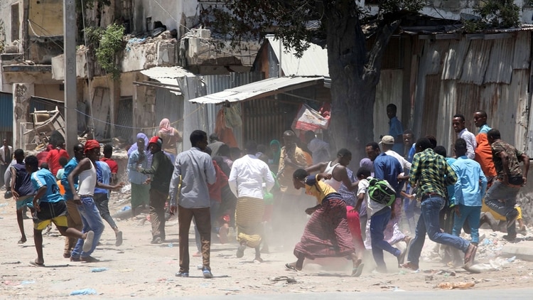 Civiles corren después de una explosión generada por la milicia Al Shabab en un edificio gubernamental en Mogadisco (EUTERS/Feisal Omar)