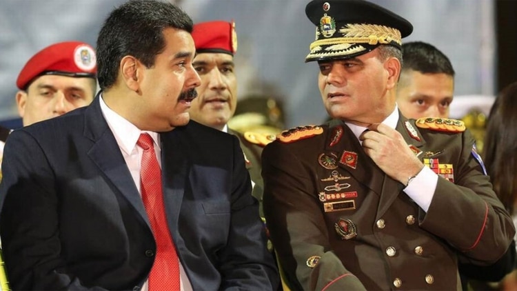 El dictador Nicolás Maduro junto al hombre fuerte de las Fuerzas Armadas chavistas, Vladimir Padrino López (AP)