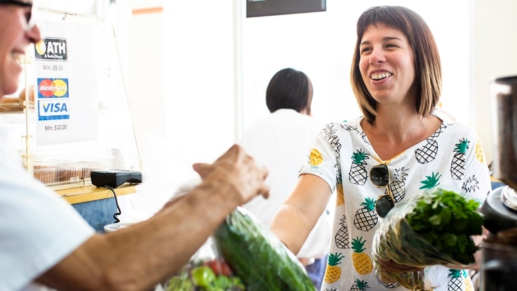 Después de las tormentas, Natalia Quiles Deyá decidió renunciar a su trabajo como abogada para cultivar frutas y vegetales. Credit Érika P. Rodríguez para The New York Times