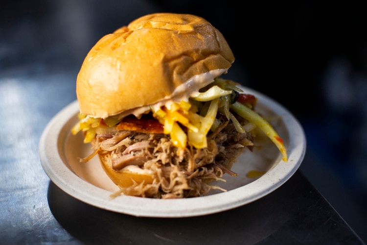 Su especialidad es el pernil, la paleta de cerdo rostizada con ajo, uno de los platillos predilectos de Puerto Rico.Érika P. Rodríguez para The New York Times