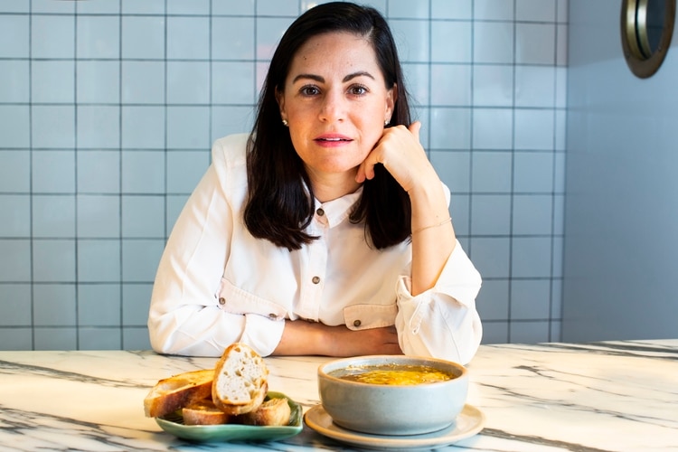 La chef Paulina Escanes con su popular queso artesanal al horno: queso fresco burbujeante con aceite de oliva, orégano, ajo y pan local tostado. Credit Érika P. Rodríguez para The New York Times