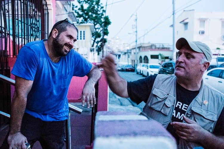 El chef José Andrés (proveniente de Estados Unidos), a la derecha, con José Enrique durante las labores de recuperaciónÉrika P. Rodríguez para The New York Times