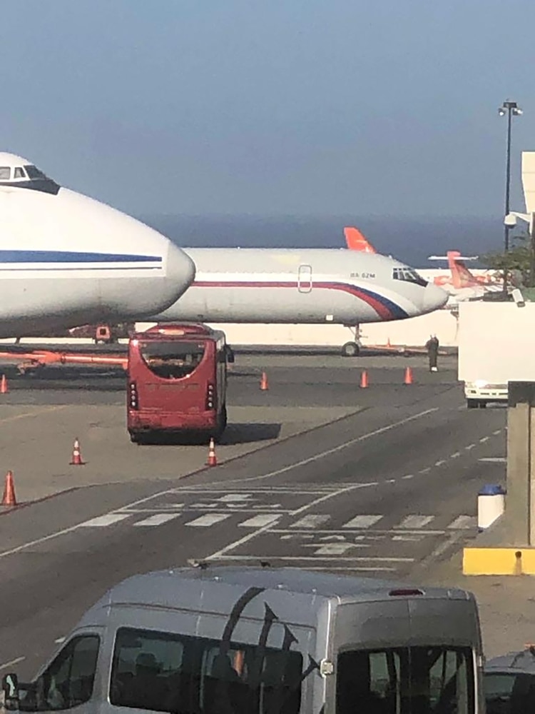 Las narices de los An-124 y Il-62 en el aeropuerto de Maiquetía (Twitter/@FedericoBlackB)