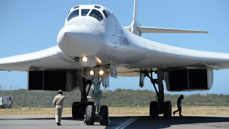 Una foto de los Tu-160 que llegaron en diciembre a Caracas (AFP)