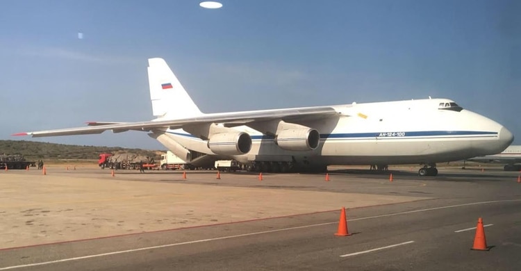 El momento de la descarga del gigantesco An-124. Se reportó que trajo unas 35 toneladas de equipo (Twitter/@FedericoBlackB)