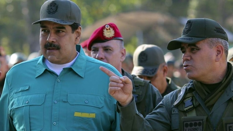 El líder del régimen chavista, Nicolás Maduro, junto al ministro de Defensa Venezolano, Vladimir Padrino (AFP)