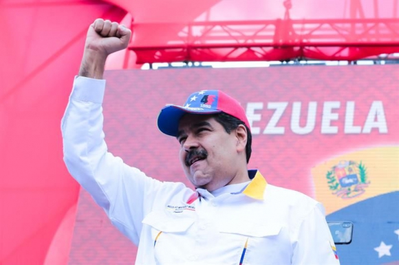 Maduro ayer sábado en la marcha "antiimperialista" de simpatizantes en el Palacio de Miraflores. Foto: EFE