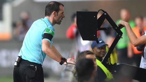 Un árbitro consulta el VAR durante un cotejo de la Liga española. Foto: Archivo-AFP