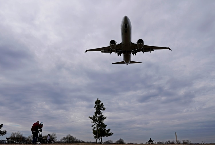 Un Boeing 738 de American Airlines. (REUTERS/Joshua Roberts/archivo)