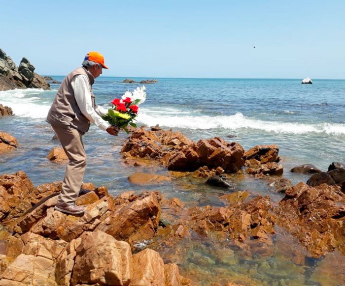 BOLIVIANOS QUE LE RINDIERON HOMENAJE AL MAR DESDE EL PUERTO DE ILO.