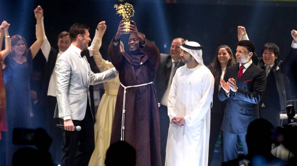 Foto: Peter Tabichi recibe el premio al mejor profesor del mundo en DubÃ¡i (Foto: Global Teacher Prize)
