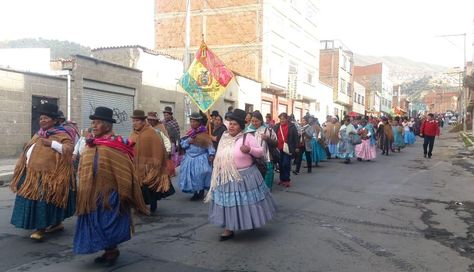 Los vecinos de Alto Achachicala marchan rumbo al centro paceño en contra del nuevo relleno.