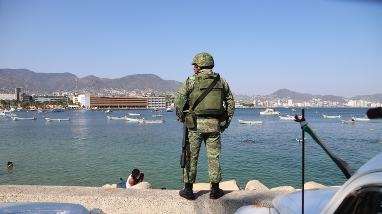 En la bahía de Santa Lucía de Puerto Marquez se hundió un barco que derramó diesel (Foto: Cuartoscuro)