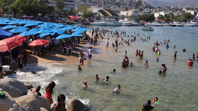 elementos de la Marina iniciaron la recolección de combustible derramado, sin embargo no hubo restricción para que los bañistas nadarán en la zona aledaña del percance (Foto: Cuartoscuro)