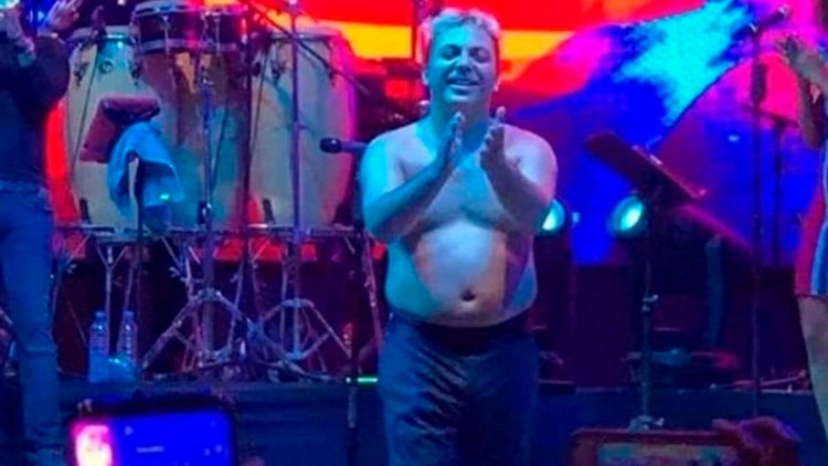 Cristian Castro se sacó la camisa durante una presentación en el Festival de Tabaco 2018
