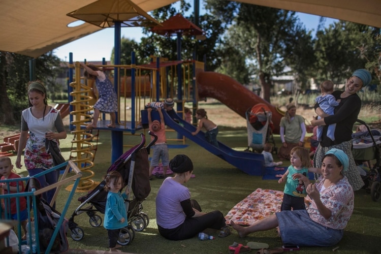 Mujeres y niños israelíes en Keshet en 2015. A lo largo de años, Israel ha construido decenas de asentamientos en los Altos del Golán. (Uriel Sinai para The New York Times)