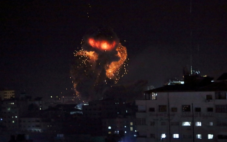 En la imagen, vista de una explosión causada por ataques aéreos israelíes en la Ciudad de Gaza, el 25 de marzo de 2019. (AP Foto/Adel Hana)
