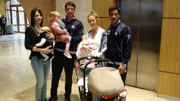 Los Zeballos y los González, dos familias que viajan juntas por el circuito. Sofía, con Fausto en brazos; Zeballos, con Emma en brazos; Cecilia, con India en brazos, y Machi González (Foto Enrique Cano)