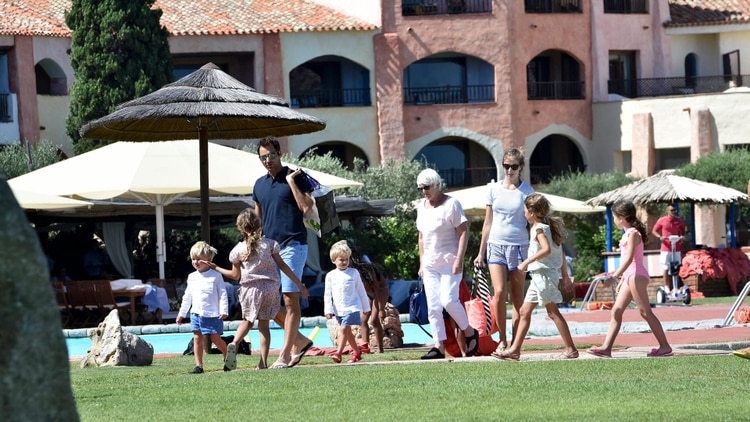 Roger Federer, que tiene cuatro hijos -dos mellizos-, también viaja con su familia. Aunque su presupuesto le permite tener dos asistentes para los niños y tener habitaciones separadas con su familia
