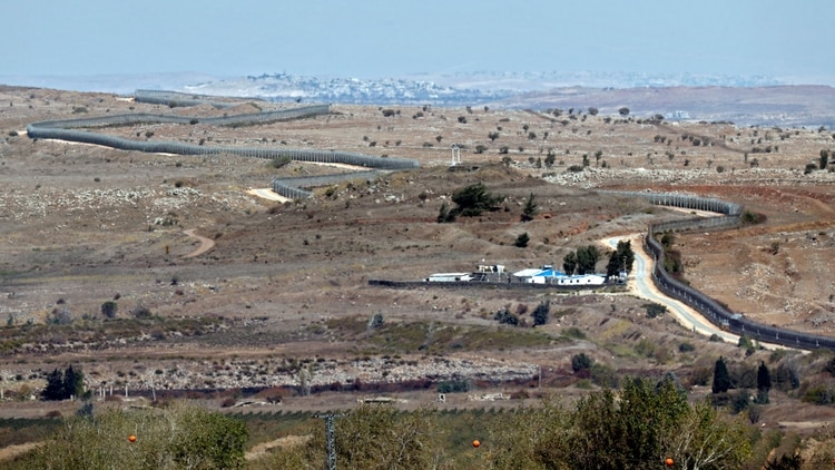 La valla que separa Israel y Siria en los Altos del Golán (AFP)