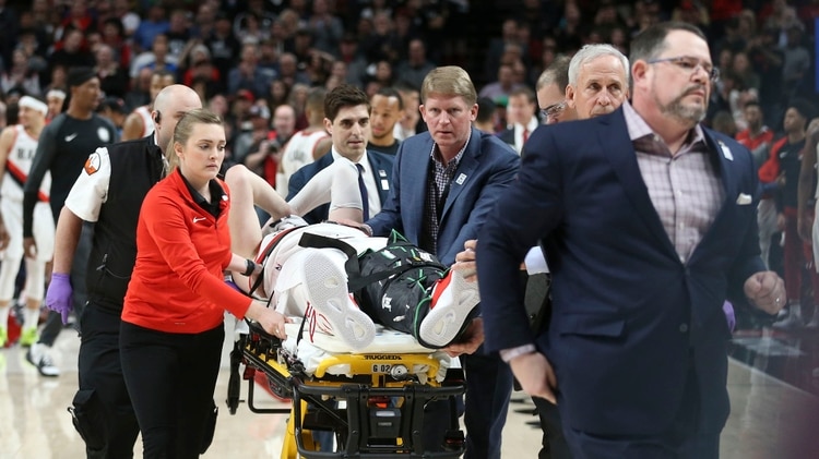 Jusuf Nurkic fue retirado en camilla y ovacionado por el público tras lesionarse gravemente la pierna izquierda (AP)