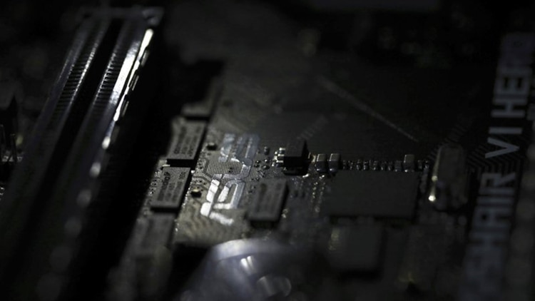 En esta imagen del 23 de febrero de 2019 se observa el interior de una computadora con el logo de ASUS en Jersey City, Nueva Jersey. (AP)