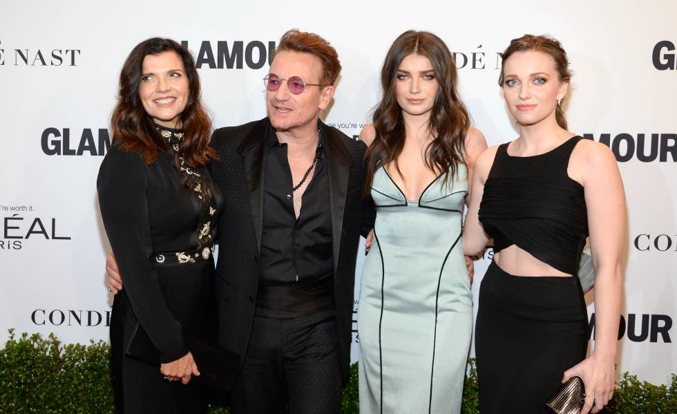 De izquierda a derecha, Alison Hewson y Bono con sus hijas Eve Hewson y Jordan en un evento en Los Ãngeles en 2016.