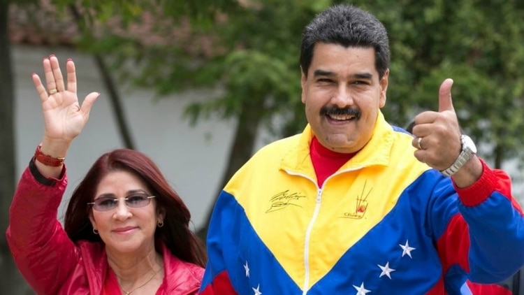 Nicolás Maduro junto a su esposa, Cilia Flores (AP)