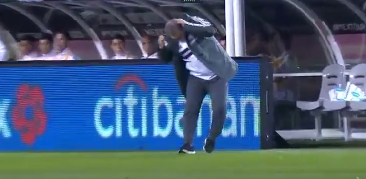 Los lentes de Gerardo Martino salieron volando tras recibir el impacto del balón (Foto: Captura de video)