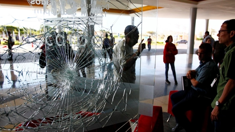 Así quedó la ventana de uno de los negocios saqueados en un centro comercial durante el apagón del 7 de marzo (Reuters)
