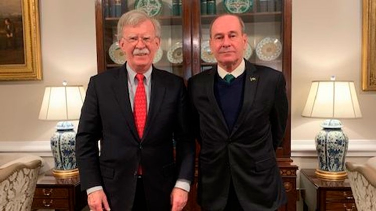 Fernando Azevedo, ministro de Defensa de Brasil, junto a John Bolton.