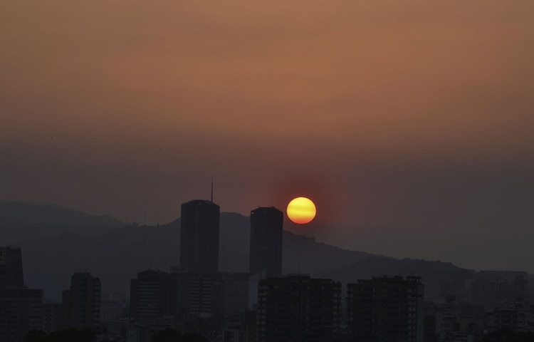 El sol se pone en Caracas durante un corte de luz el 25 de marzo de 2019 (AFP)