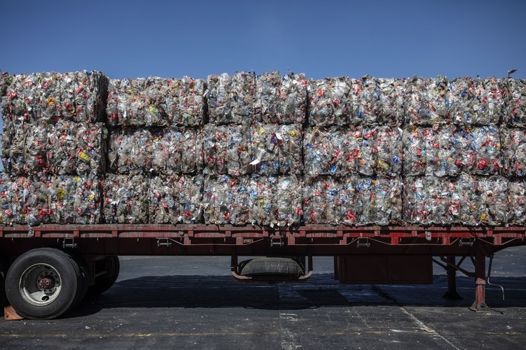 Basura plástica en un trailer en una planta de reciclado de México. (Foto: Alejandro Cegarra/Bloomberg)