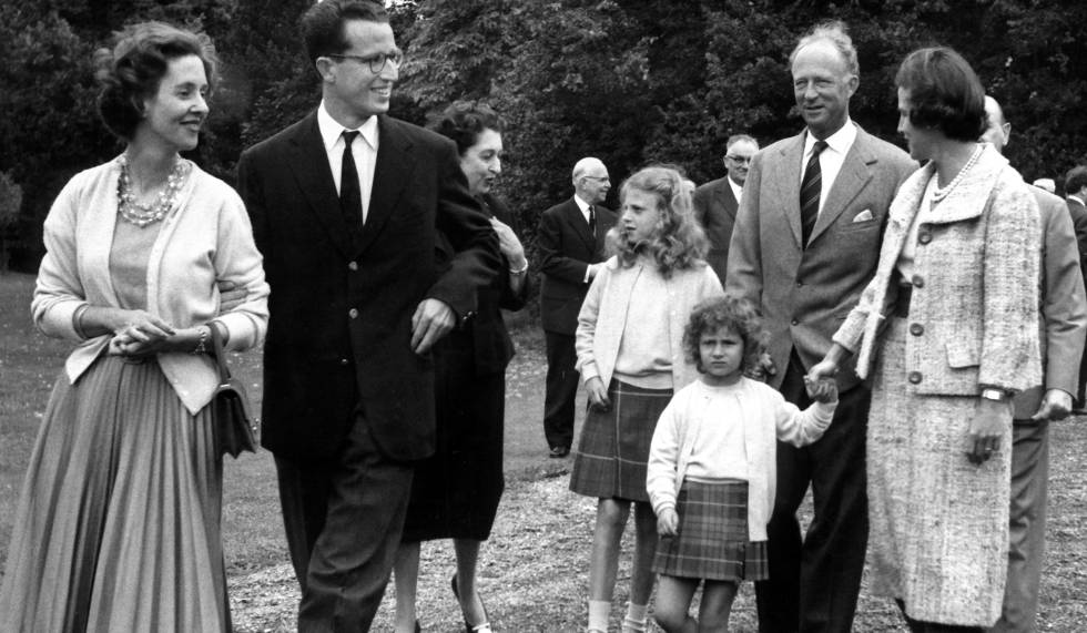 Balduino de Bélgica, y su prometida, Fabiola de Mora y Aragón (a la izquierda), posan en los jardines del Castillo de Ciergnon, con sus familiares, después del anuncio oficial de su compromiso matrimonial. Detrás, la princesa Lilian de Rethy (junto a Leopoldo de Bélgica) toma de la mano a la princesa María Esmeralda.