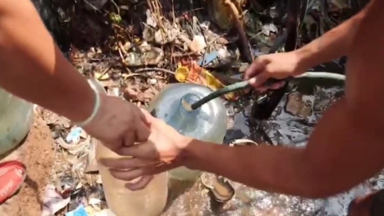 La escasez de agua en Maracaibo hace que las personas la obtengan de fuentes insalubres que las enferman.