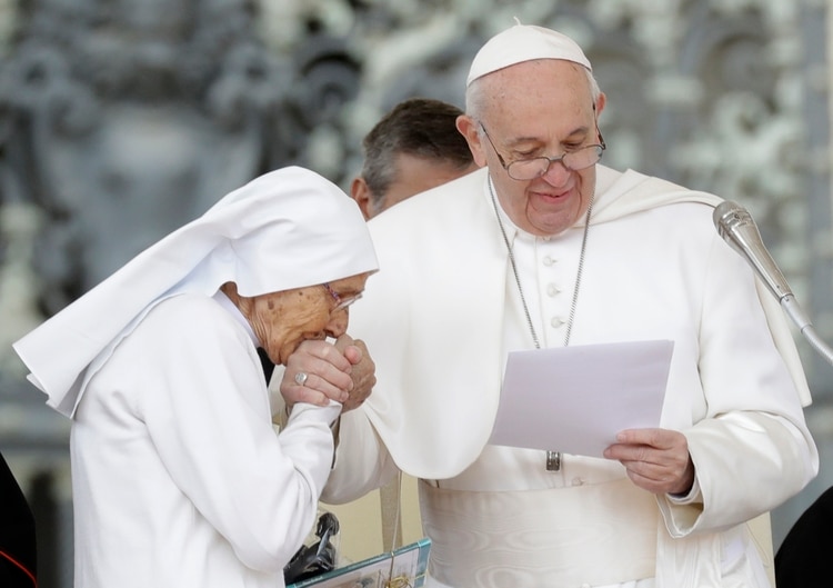 Sor María Concetta Esu le besa la mano al papa Francisco en la Plaza San Pedro. (AP Photo/Andrew Medichini)