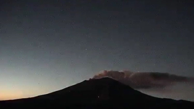 De acuerdo con la Coordinación Nacional de Protección Civil, esta nueva fase significa que el volcán tiene una actividad intermedia a alta (Foto: captura de pantalla)
