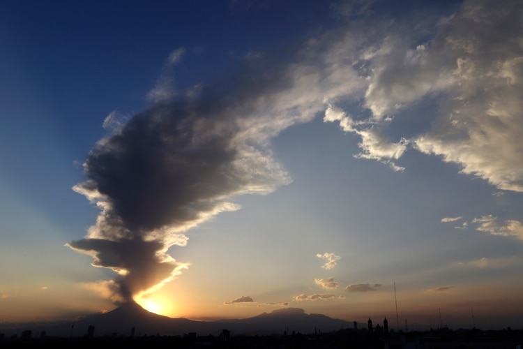 PUEBLA, PUEBLA, 22MARZO2018.- El volcán Popocatépetl emitió fumarola que alcanzó los dos kilómetros de altura, según datos del CENAPRED.FOTO: MIREYA NOVO/CUARTOSCURO.COM