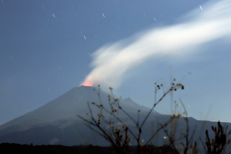 El volcán Popocatépetl presentó presentó emisión de gases de hasta 2 km de altura y lanzamiento de fragmentos incandescentes durante la madrugada del 17 de febrero. (FOTO: MIREYA NOVO/CUARTOSCURO.COM)